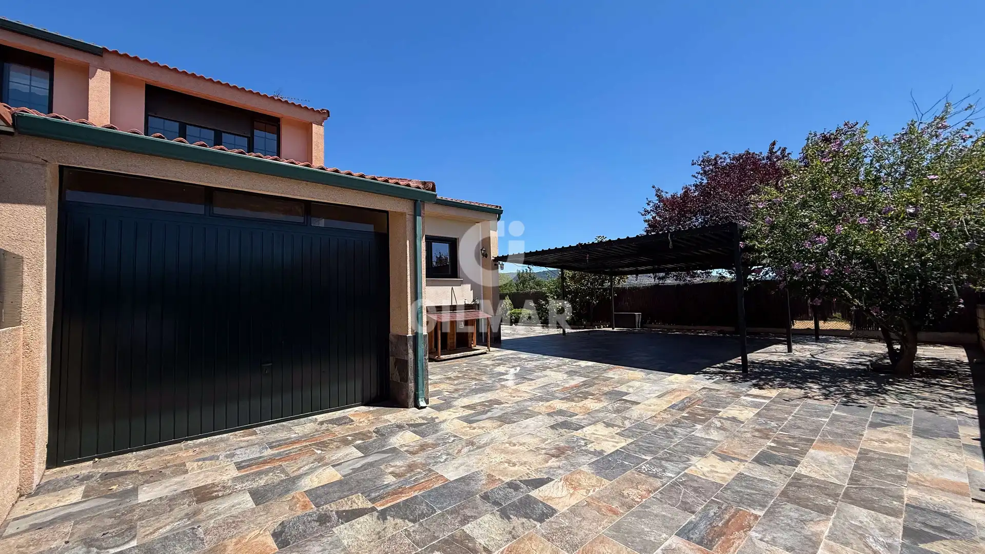 Vista exterior de Casa adosada en venda en Guadarrama amb Calefacció, Jardí privat i Piscina