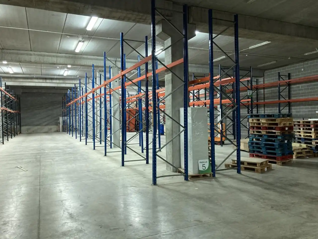 Industrial building to rent in Carrer Josep Ros i Ros