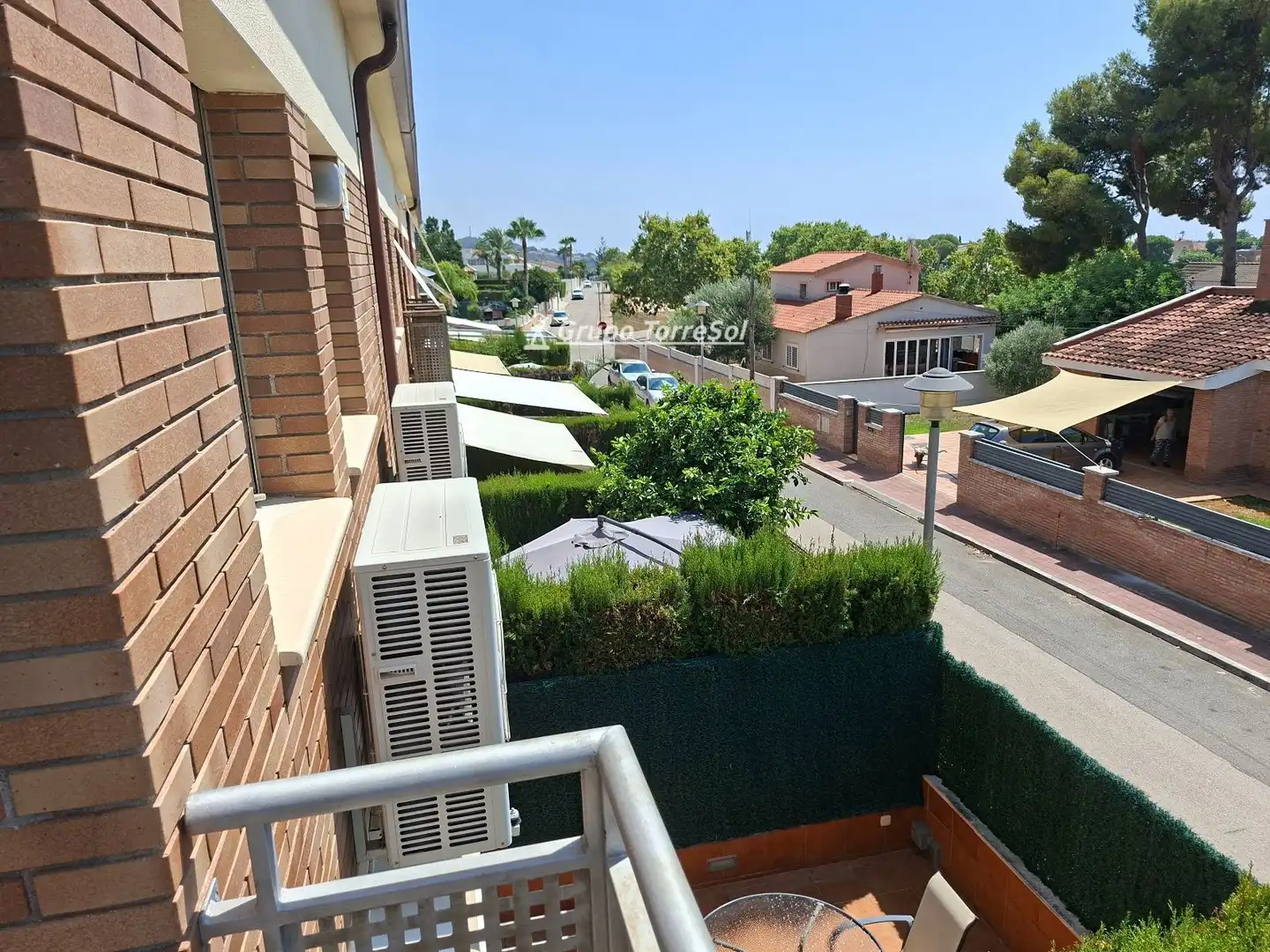 Terrasse von Einfamilien-Reihenhaus zum Verkauf in El Vendrell mit Privatgarten, Schwimmbad und Gemeinschaftspool