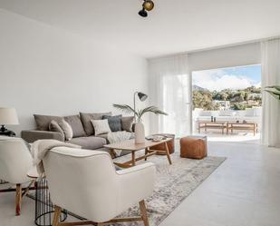 Sala d'estar de Apartament de lloguer en Benahavís amb Aire condicionat, Terrassa i Piscina