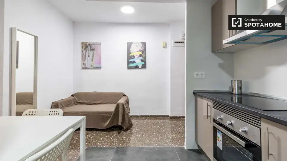 Cuina de Pis per a compartir en Valencia amb Aire condicionat, Calefacció i Moblat