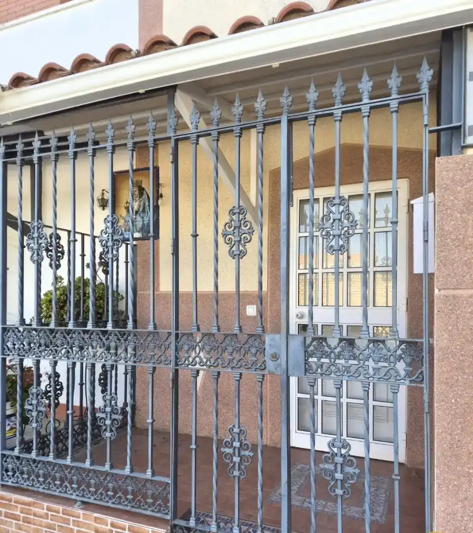 Vista exterior de Casa adosada en venda en Sevilla amb Aire condicionat, Traster i Balcó