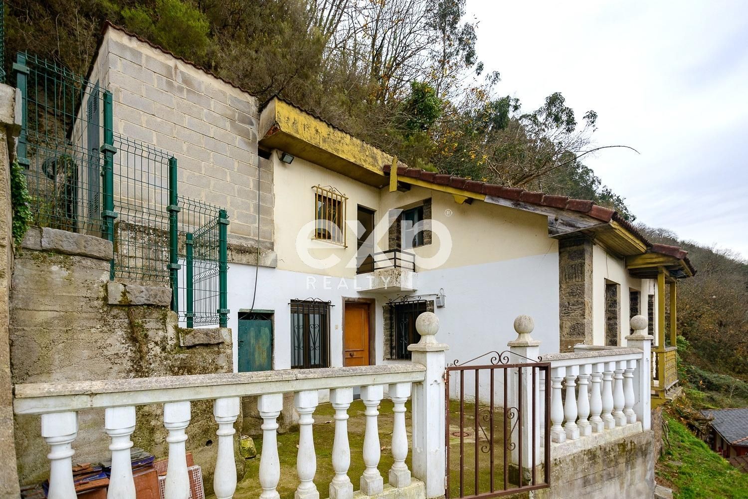 Vista exterior de Casa o xalet en venda en Mieres (Asturias) amb Calefacció, Terrassa i Traster