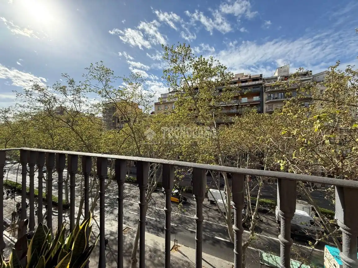 Vista exterior de Piso en venta en Barcelona con Calefacción y Balcón