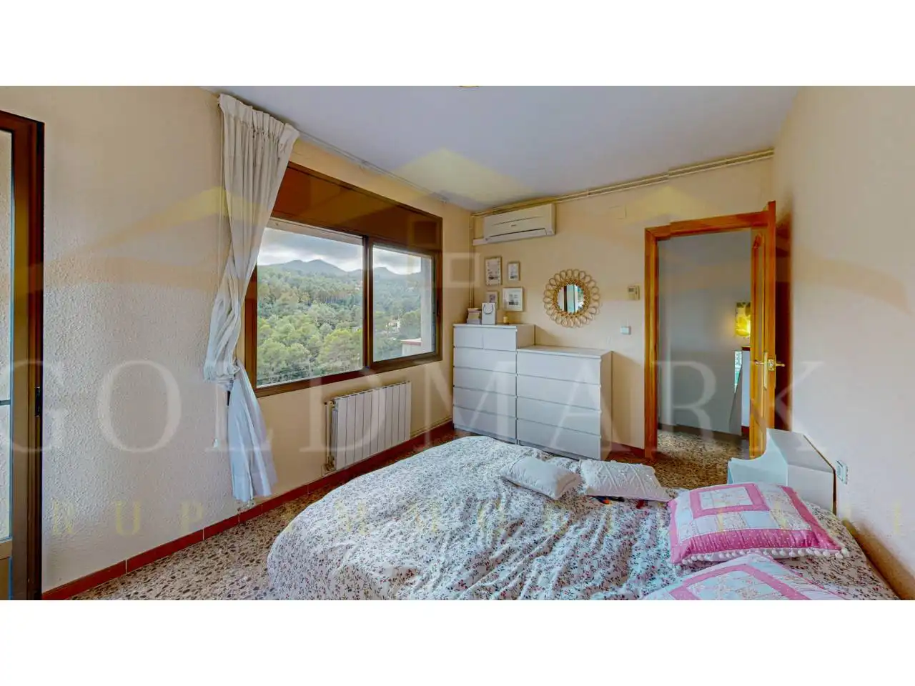Habitación de Casa o chalet en venta en Corbera de Llobregat con Aire acondicionado, Calefacción y Jardín privado