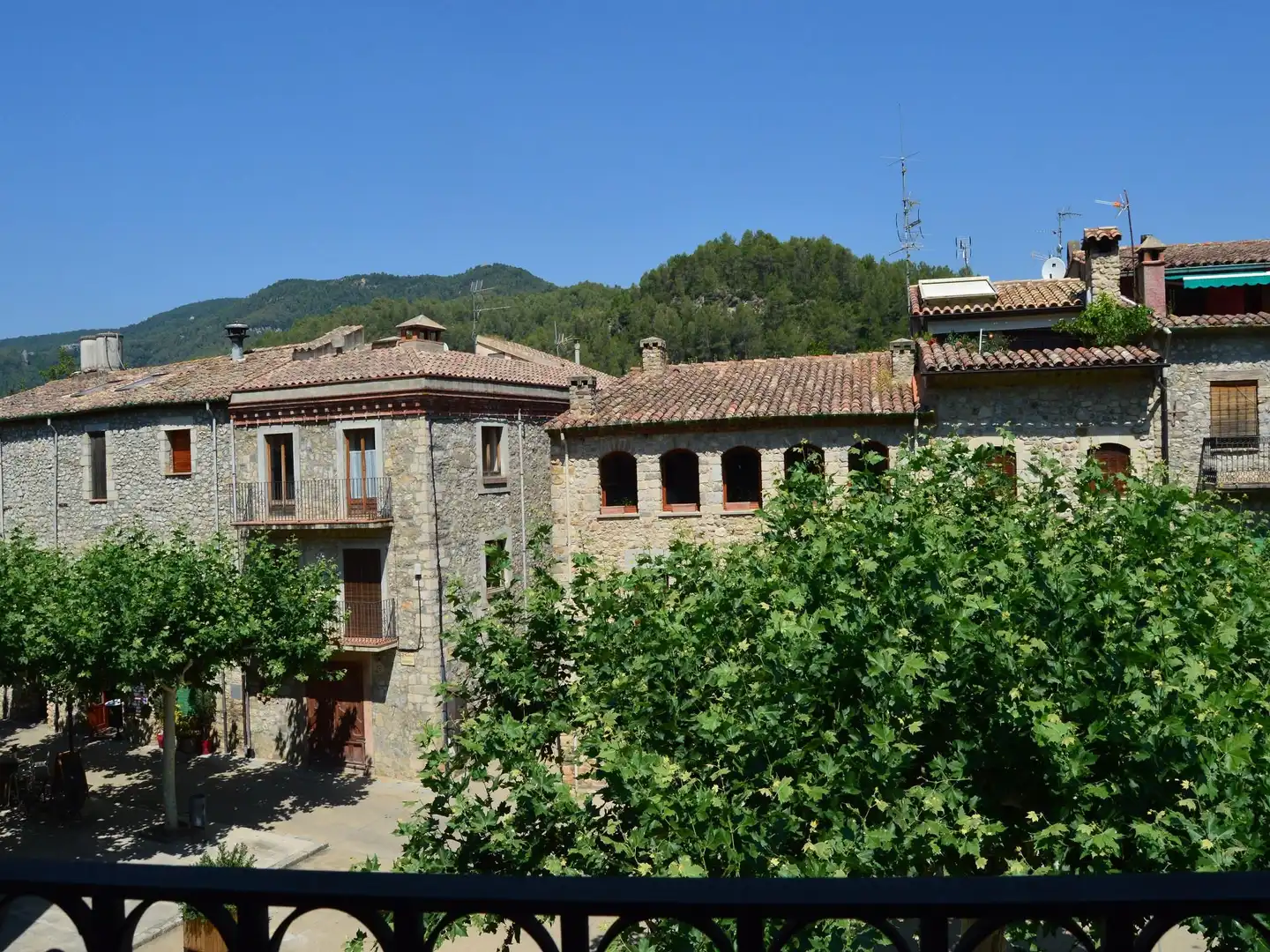 Vista exterior de Casa adosada en venda en Sant Llorenç de la Muga amb Jardí privat, Terrassa i Traster