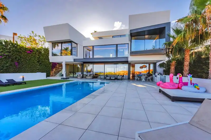 Chalet con piscina en venta en Avenida de la Alquería