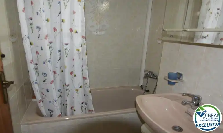 Bany de Apartament en venda en Roses amb Traster i Moblat