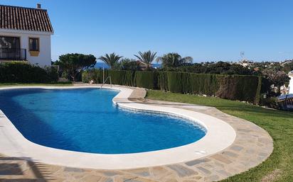 Piscina de Casa adosada en venda en Mijas amb Aire condicionat, Calefacció i Piscina