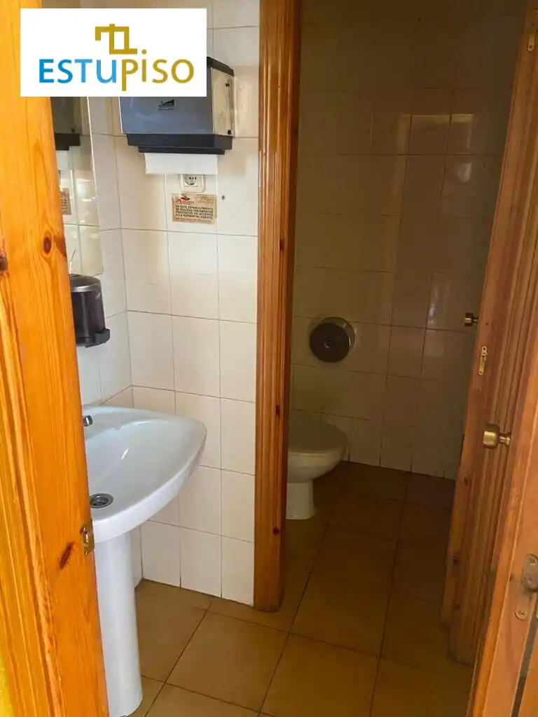 Badezimmer von Geschaftsraum zum Verkauf in Matallana de Torío mit Möbliert