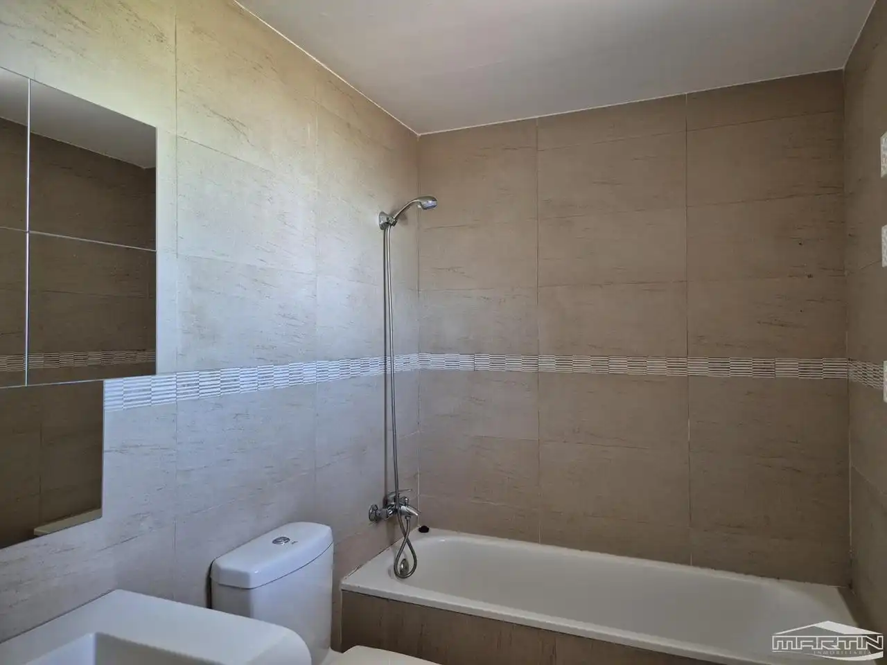 Baño de Piso de alquiler en Lucena con Aire acondicionado, Terraza y Piscina comunitaria
