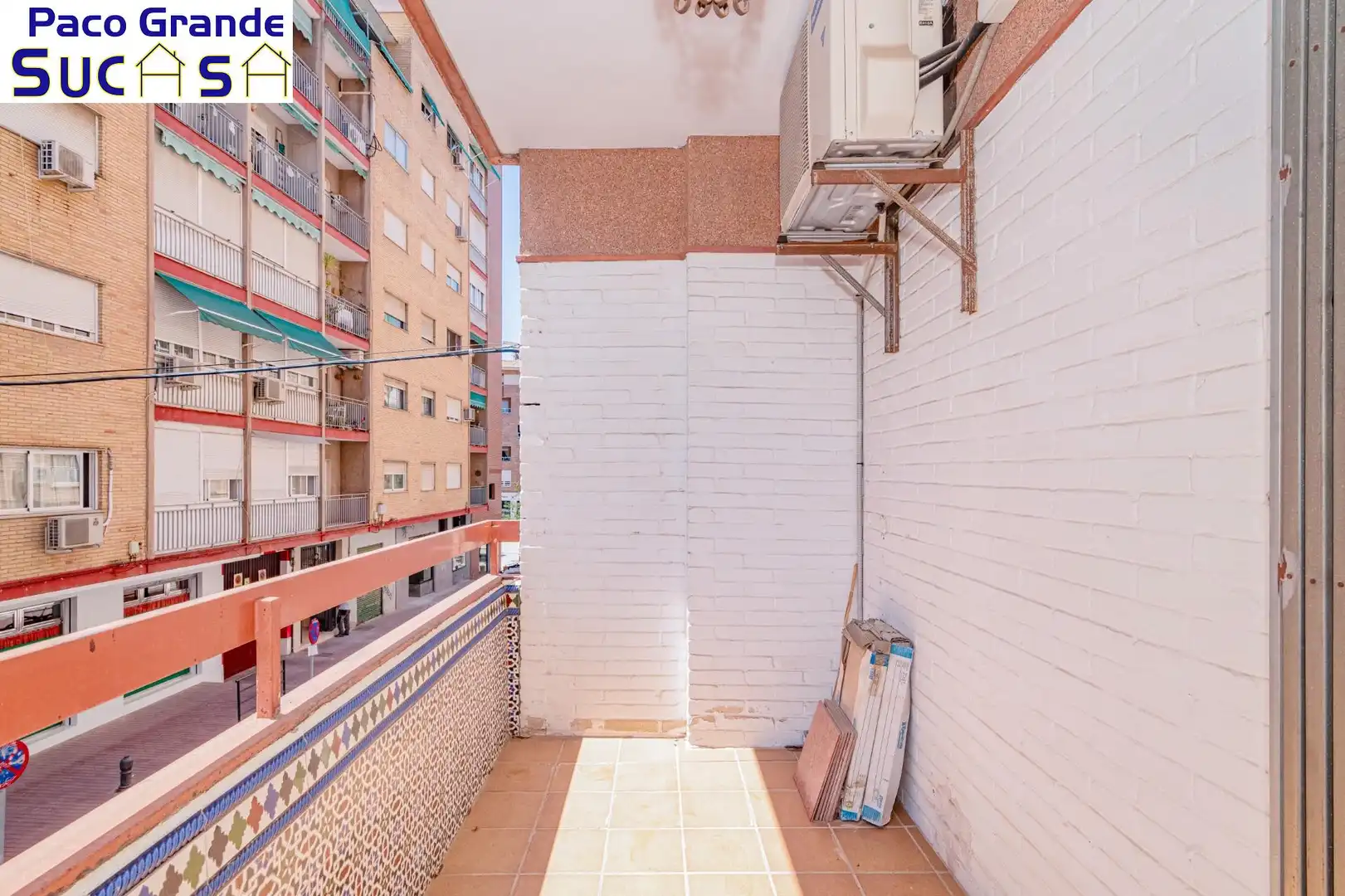 Vista exterior de Pis en venda en Granada amb Aire condicionat, Terrassa i Balcó