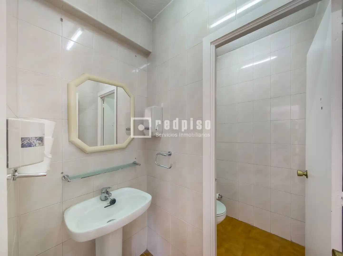Bathroom of Commercial properties for rent in Parque Ondarreta - Urtinsa
