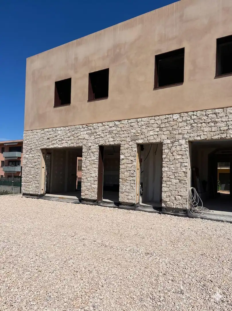 Vista exterior de Casa adosada en venta en Navata con Calefacción, Jardín privado y Parquet