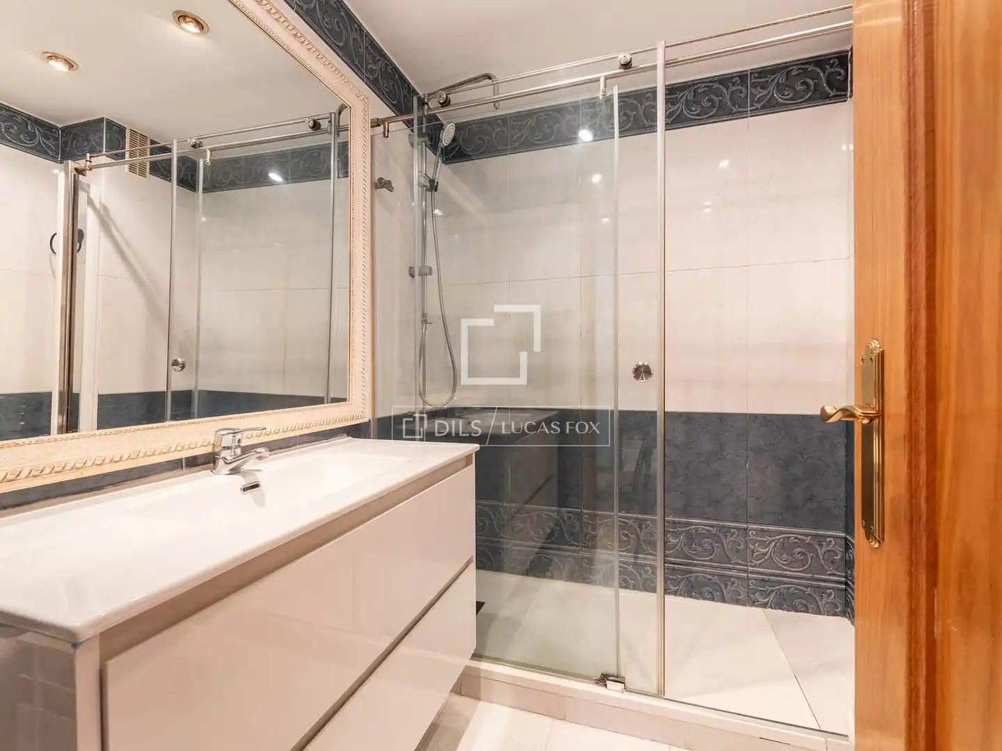 Bathroom of Attic for sale in Majadahonda  with Terrace, Storage room and Swimming Pool