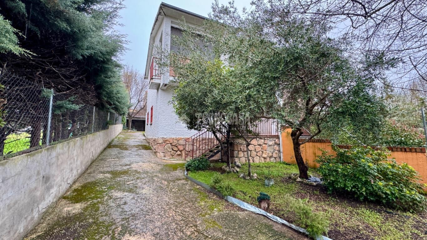 Exterior view of Single-family semi-detached for sale in Moralzarzal  with Heating, Terrace and Storage room