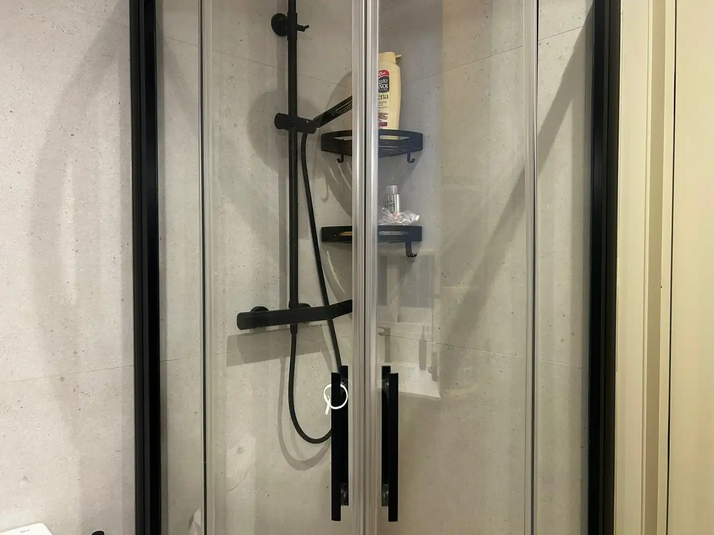 Bany de Apartament de lloguer en Madrid amb Aire condicionat, Calefacció i Moblat