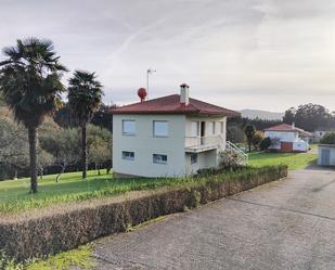 Vista exterior de Casa o xalet en venda en Irixoa amb Jardí privat, Traster i Moblat