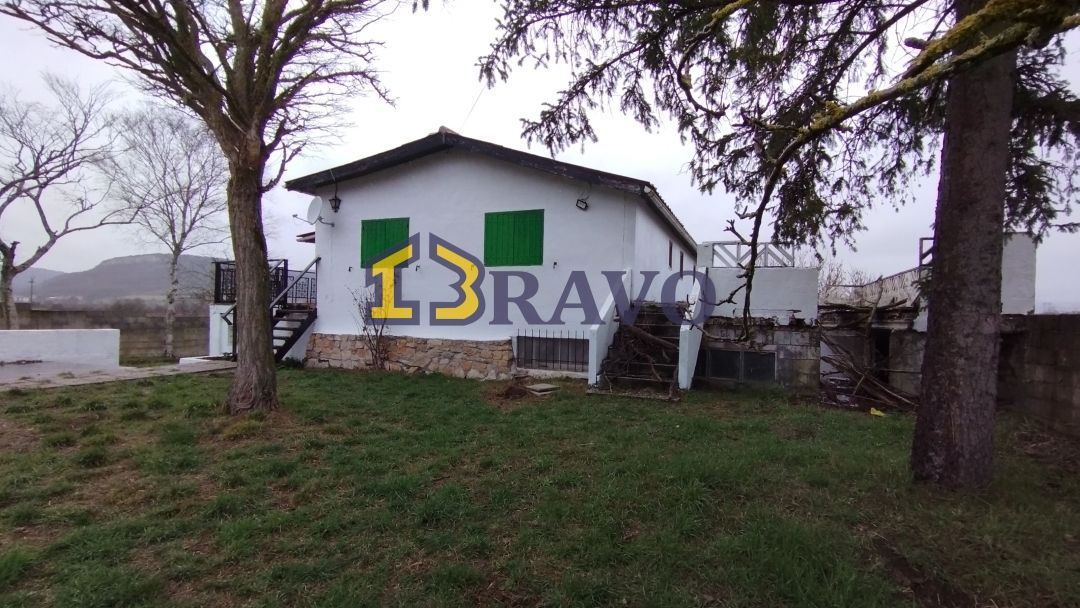 Vista exterior de Casa o xalet en venda en Valle de Losa amb Jardí privat, Terrassa i Traster