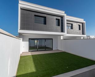 Vista exterior de Casa o xalet en venda en Las Gabias amb Aire condicionat, Terrassa i Piscina