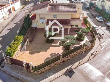 Detached house with pool for sale in Gran Via Pau Casals