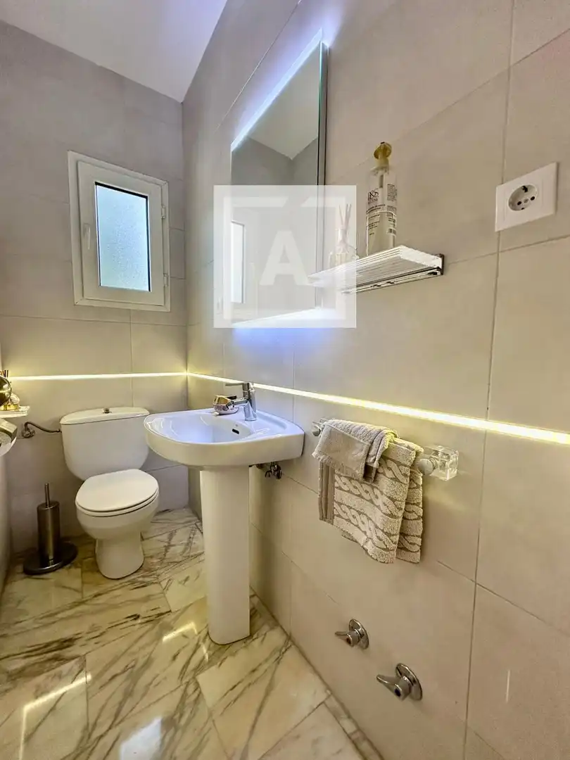 Baño de Casa adosada en venta en Población de Arroyo con Aire acondicionado, Calefacción y Jardín privado