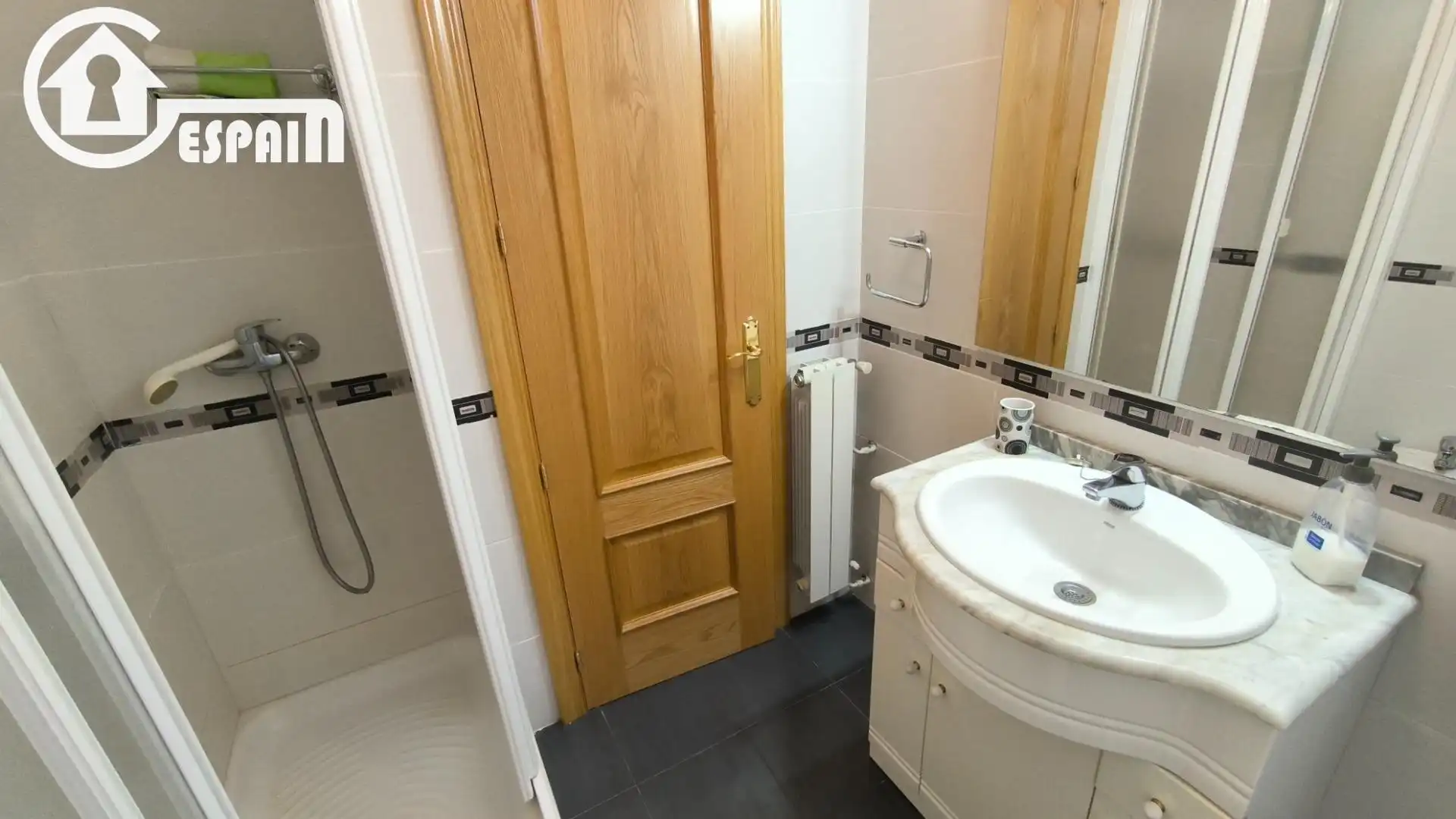 Bathroom of Flat for sale in Madrid  with Air Conditioner and Heating