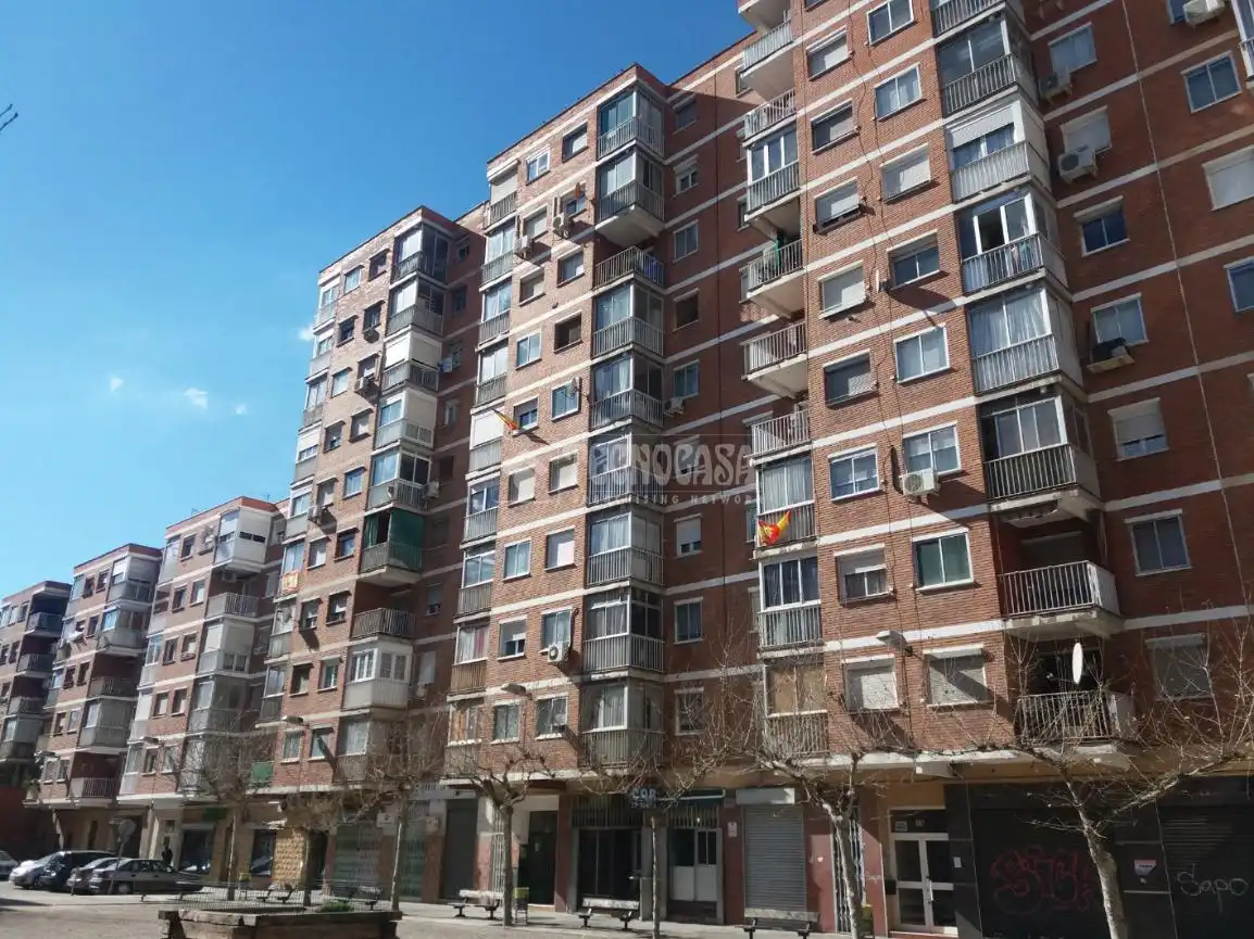 Exterior view of Flat for sale in Zaragoza  with Heating, Terrace and Furnished