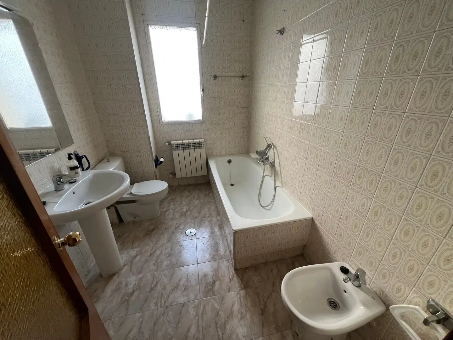 Badezimmer von Wohnung zum Verkauf in Jaén mit Heizung und Balkon
