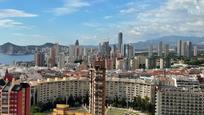 Vista exterior de Àtic en venda en Benidorm amb Aire condicionat, Terrassa i Balcó