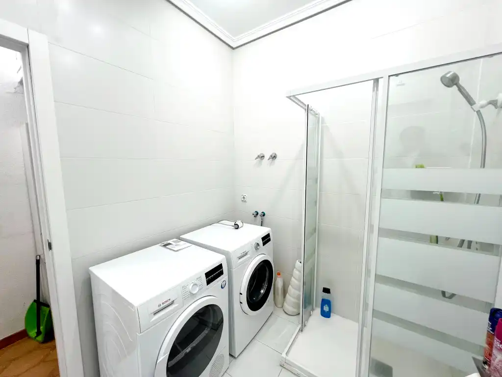Badezimmer von Wohnung zum Verkauf in Madrid mit Klimaanlage, Heizung und Privatgarten