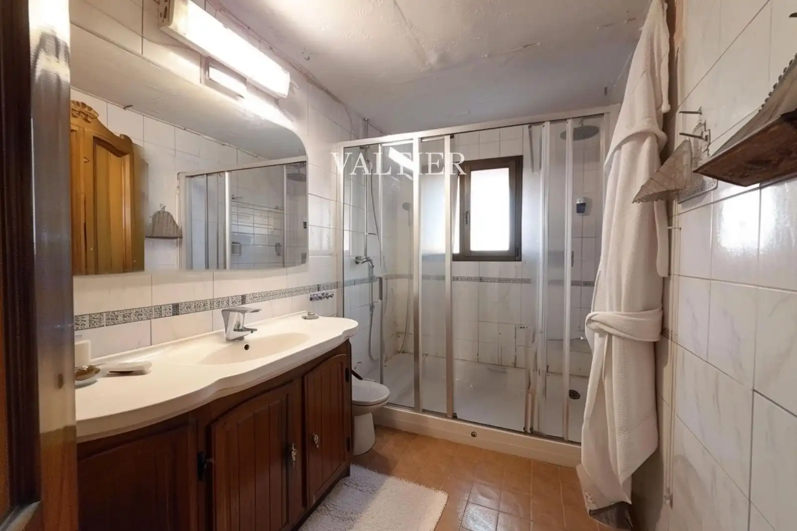 Bathroom of Flat for sale in Madrid  with Terrace, Storage room and Furnished