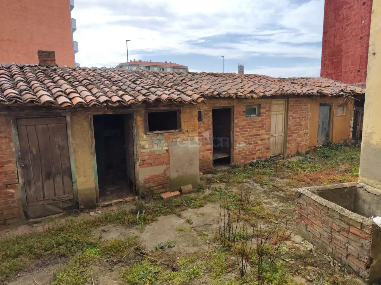 Vista exterior de Casa o xalet en venda en León Capital  amb Jardí privat i Traster