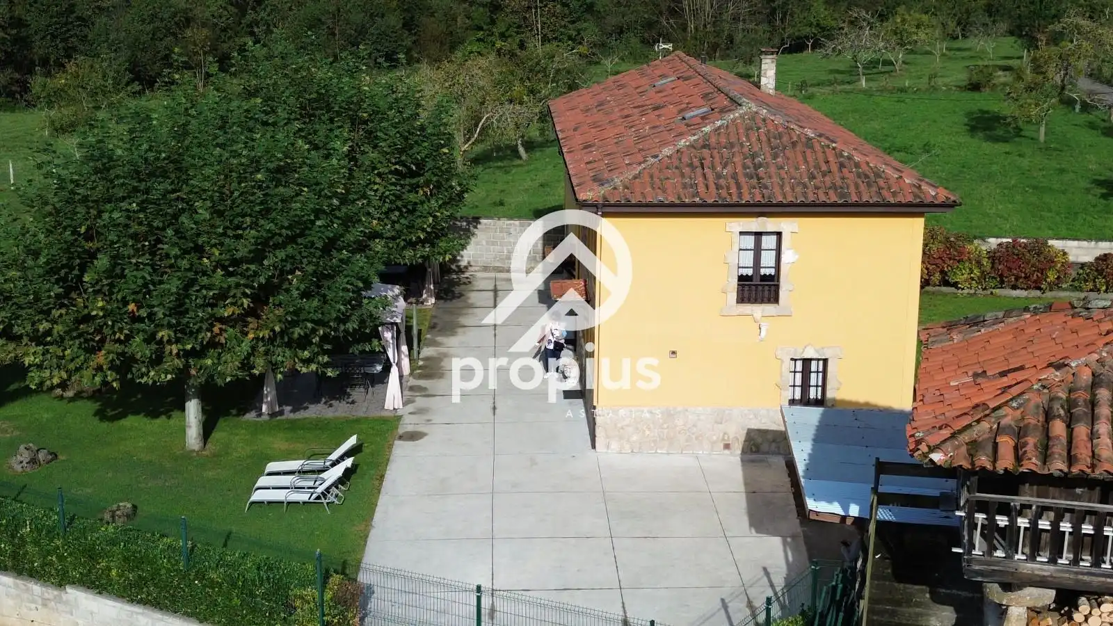 Vista exterior de Casa o chalet en venta en Parres con Calefacción, Jardín privado y Parquet