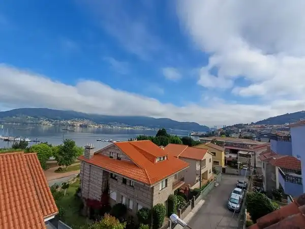Vista exterior de Pis en venda en Redondela amb Calefacció, Parquet i Terrassa