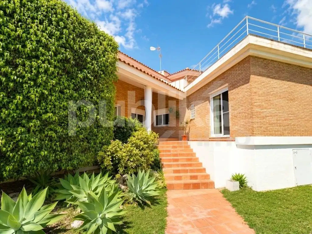 Vista exterior de Casa o chalet en venta en San Vicente del Raspeig / Sant Vicent del Raspeig con Aire acondicionado, Calefacción y Piscina