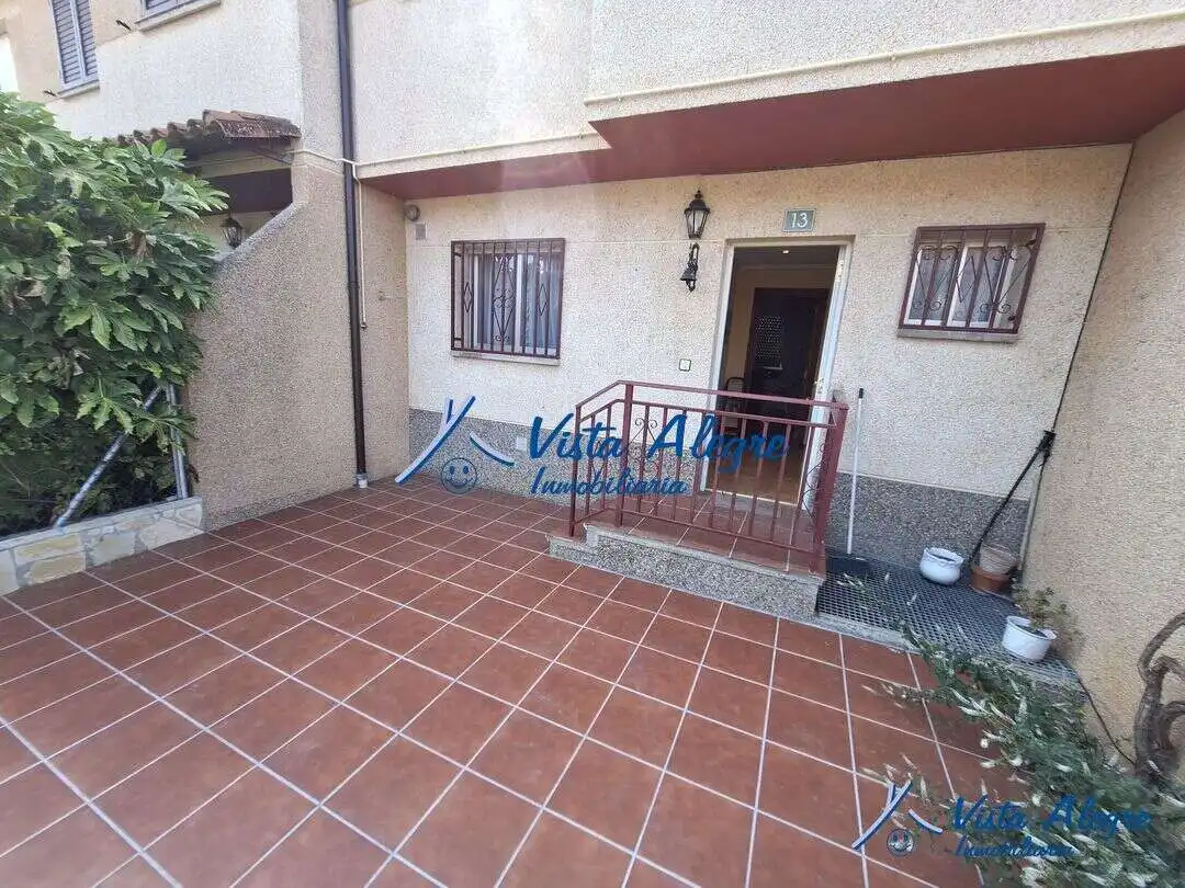 Vista exterior de Casa adosada en venda en Anguciana amb Calefacció, Jardí privat i Traster