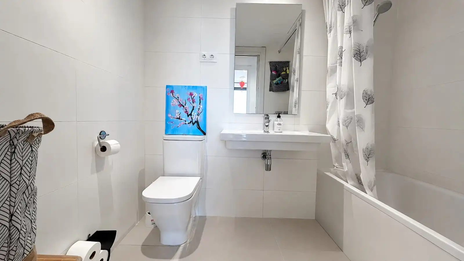 Bany de Pis en venda en Cornellà de Llobregat amb Traster i Piscina