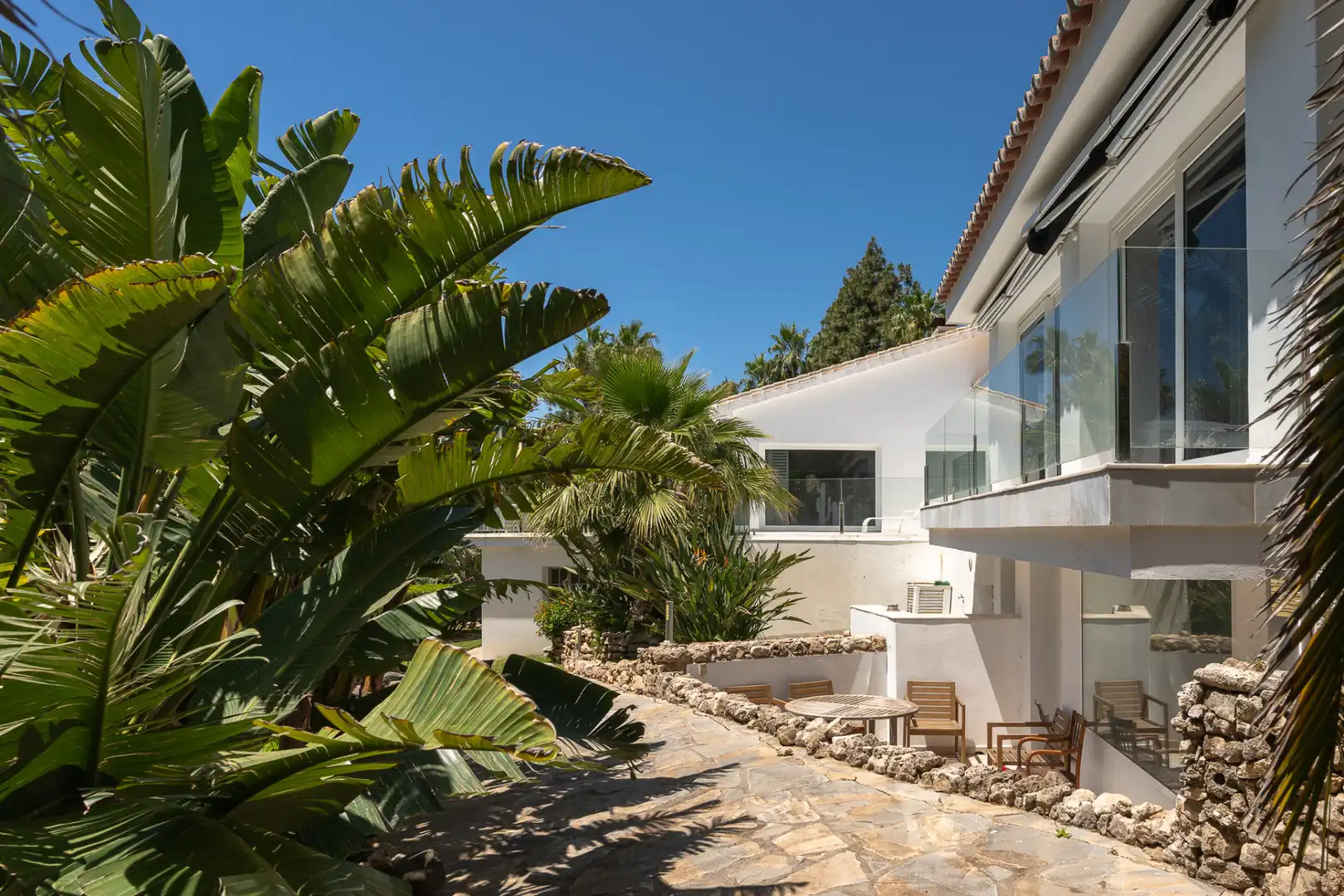 Außenansicht von Haus oder Chalet zum Verkauf in Marbella mit Klimaanlage, Privatgarten und Terrasse