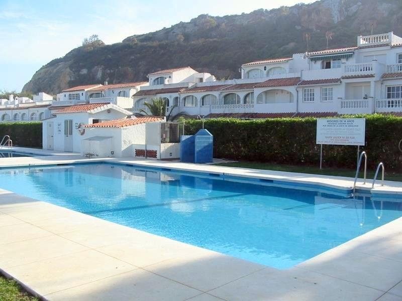 Piscina de Casa adosada de lloguer en Manilva amb Jardí privat, Terrassa i Traster