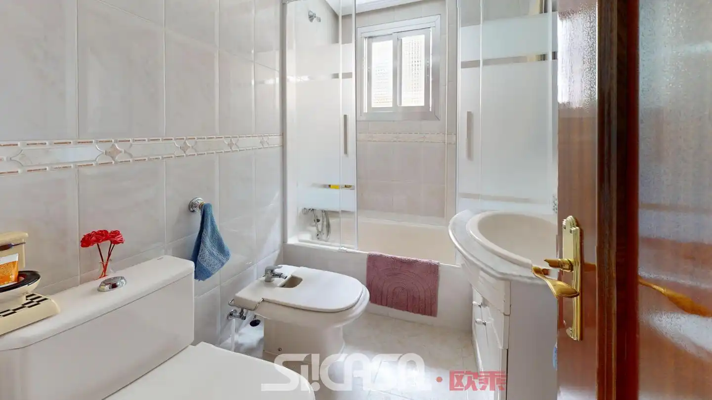 Badezimmer von Wohnung zum Verkauf in Parla mit Heizung, Terrasse und Möbliert