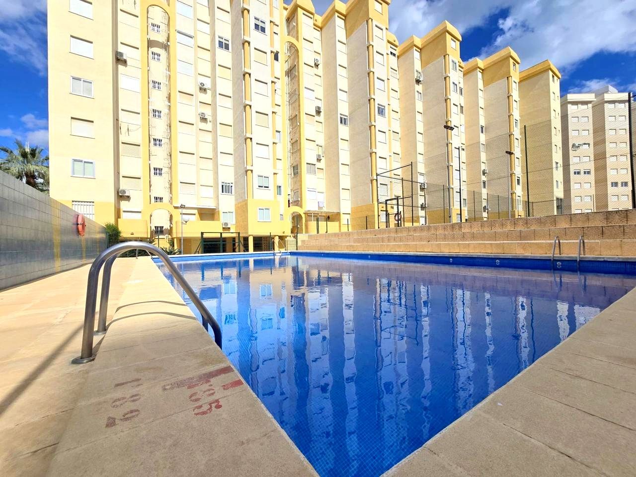 Piscina de Apartament de lloguer en Gandia amb Aire condicionat, Terrassa i Moblat