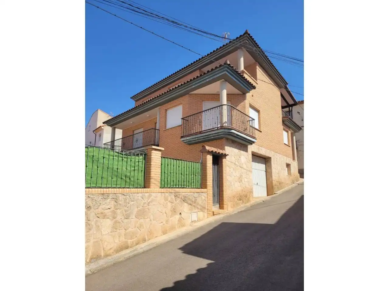 House with garden for sale in Calle Mayor de Castralvo