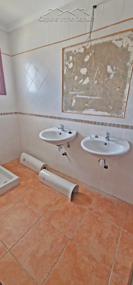 Badezimmer von Einfamilien-Reihenhaus zum Verkauf in El Puerto de Santa María mit Privatgarten und Balkon
