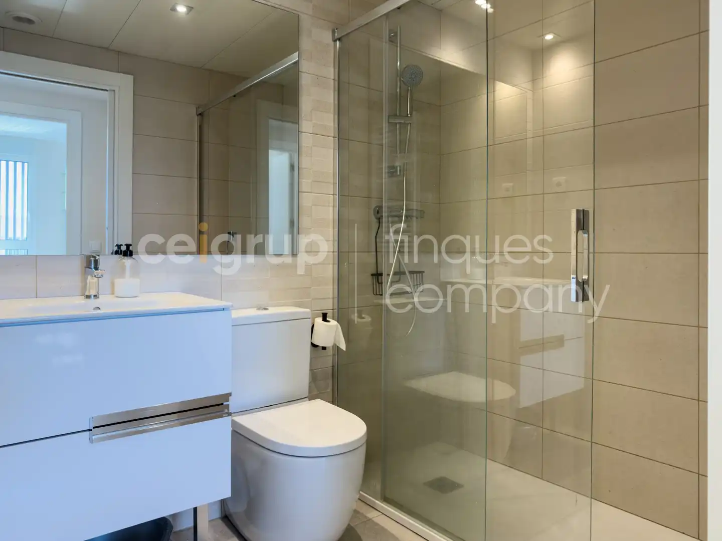 Badezimmer von Wohnung zur Miete in Girona mit Heizung, Abstellraum und Schwimmbad