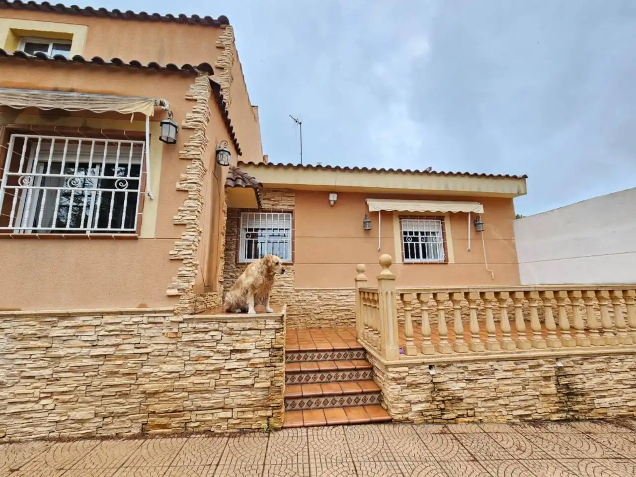 Vista exterior de Casa o xalet en venda en Alicante / Alacant amb Aire condicionat, Calefacció i Jardí privat