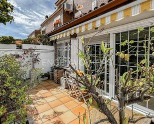 Vista exterior de Casa adosada de lloguer en Castelldefels amb Aire condicionat, Jardí privat i Terrassa