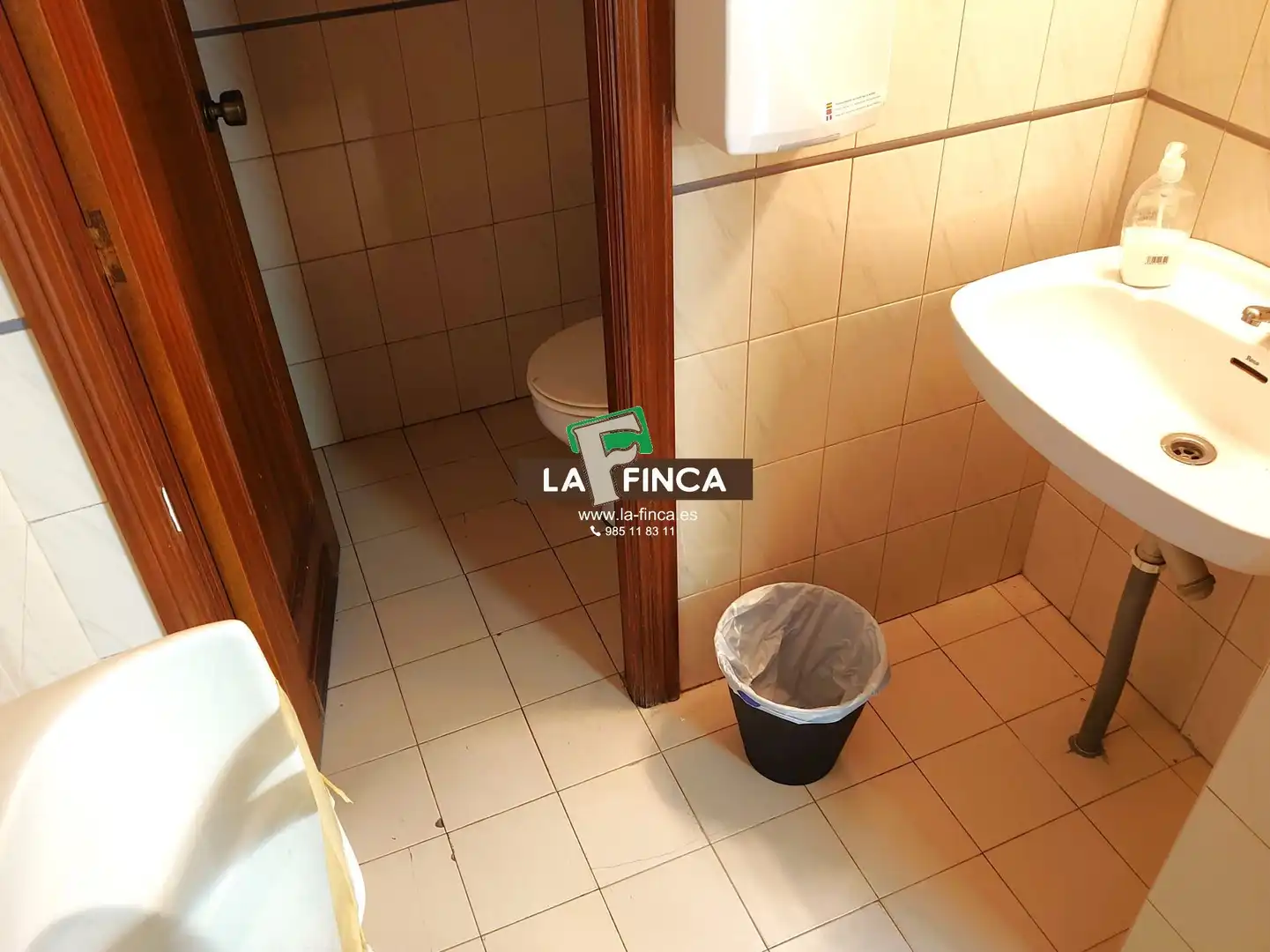 Bany de Local en venda en Oviedo 