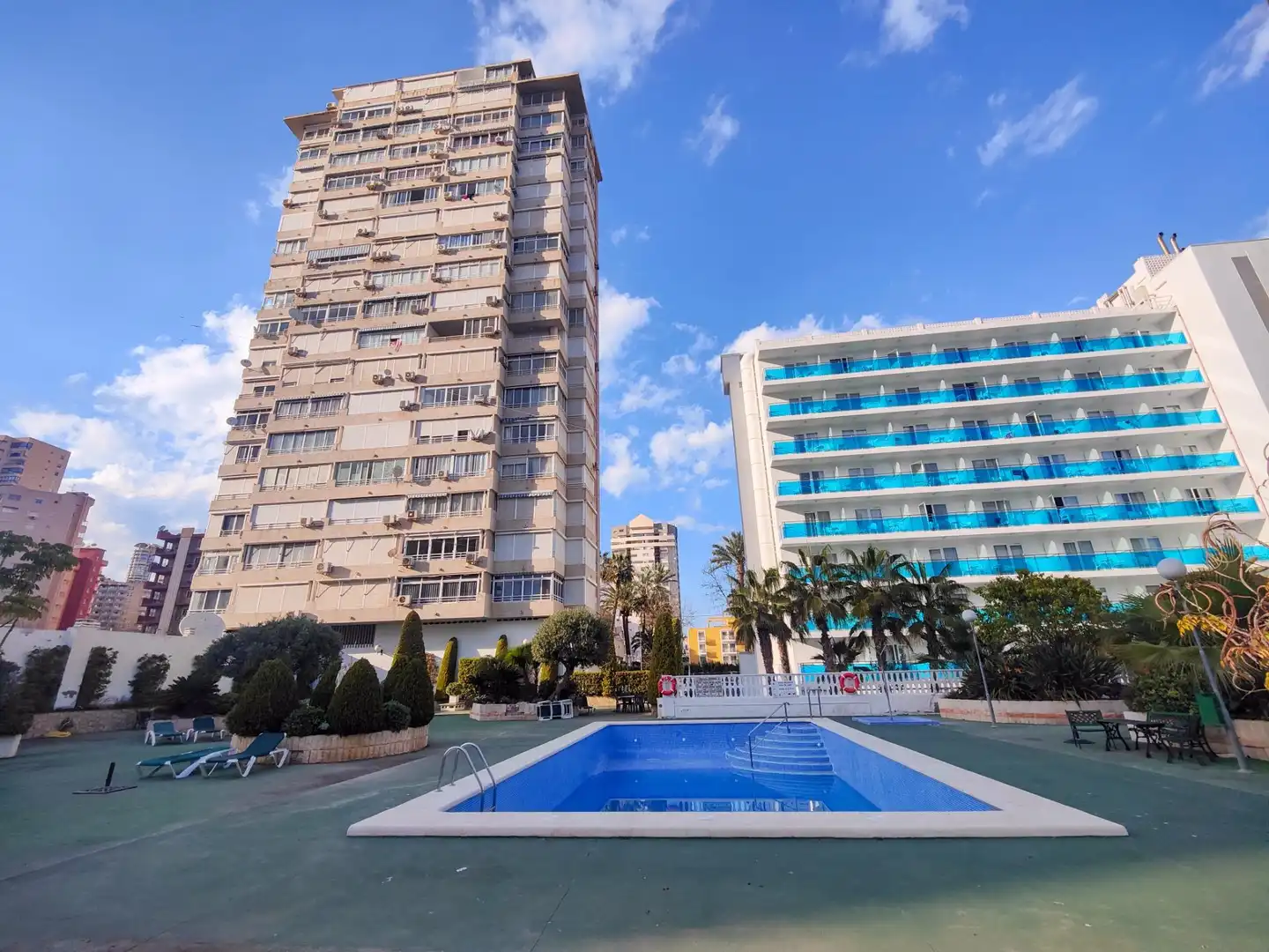 Vista exterior de Pis en venda en Benidorm amb Aire condicionat, Jardí privat i Piscina comunitària