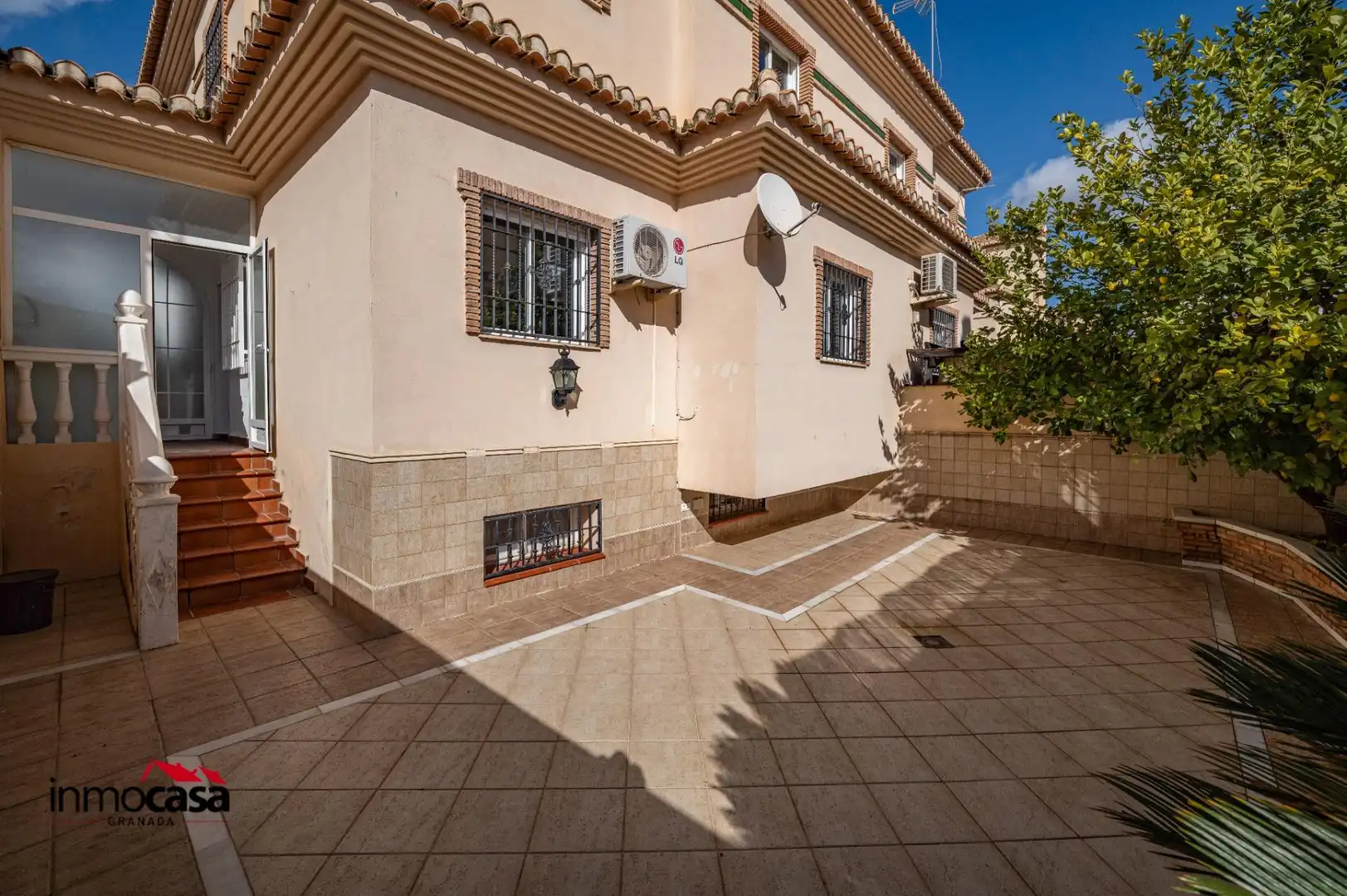 Vista exterior de Casa adosada en venta en Ogíjares con Calefacción, Amueblado y Balcón